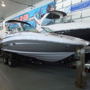 2011 Sea Ray 220 Sundeck